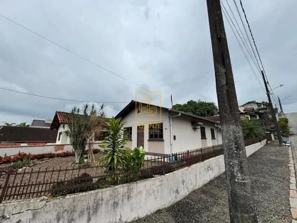 Casa ampla com excelente oportunidade de investimento no centro de Timbó