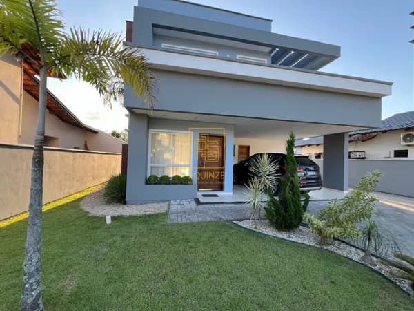 Espaço, conforto e lazer em uma belíssima casa semi mobiliada em Timbó.