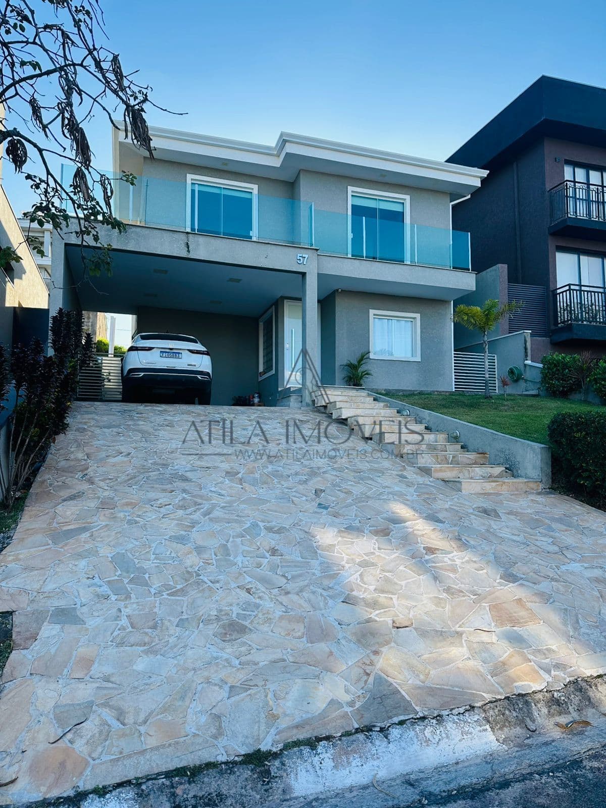 Casa moderna e clean, com 210m² de área construída, pensada para quem busca conforto, iluminação natural e excelente acabamento.