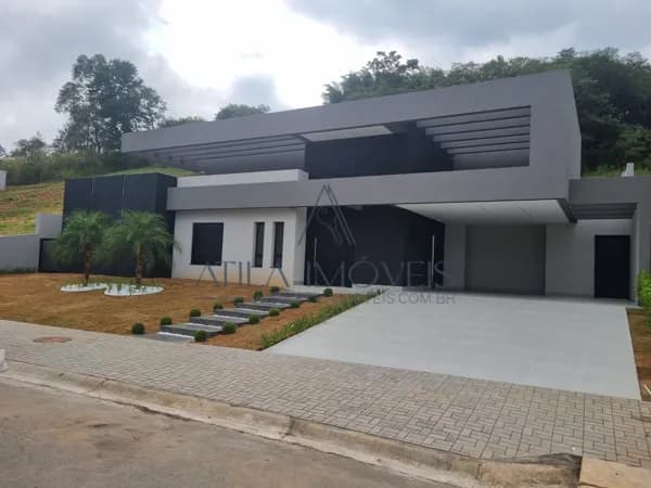 Uma residência 100% térrea, com arquitetura moderna e fundo para área de preservação — perfeita para quem busca qualidade de vida e privacidade. no condomínio Reserva Santa Ana – Santana de Parnaíba/SP