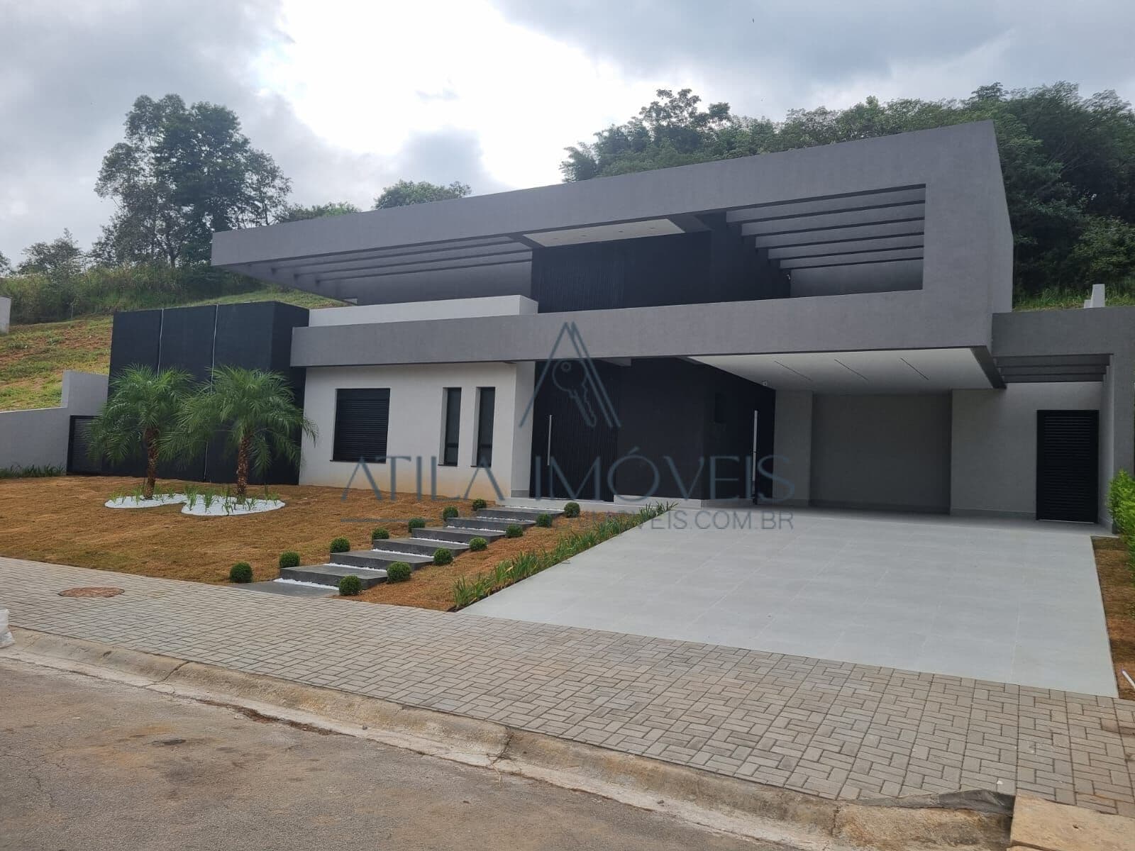Uma residência 100% térrea, com arquitetura moderna e fundo para área de preservação — perfeita para quem busca qualidade de vida e privacidade. no condomínio Reserva Santa Ana – Santana de Parnaíba/SP