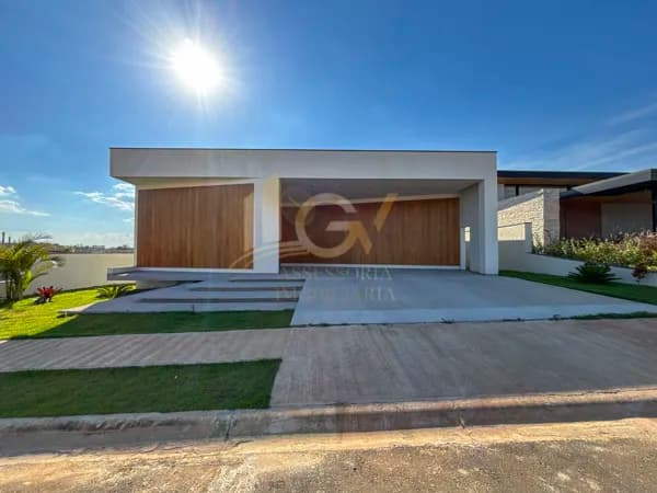 Casa de Alto Padrão em Condomínio