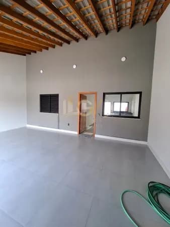 🏡 Casa charmosa com quintal amplo – 2 dormitórios, sala e cozinha integradas