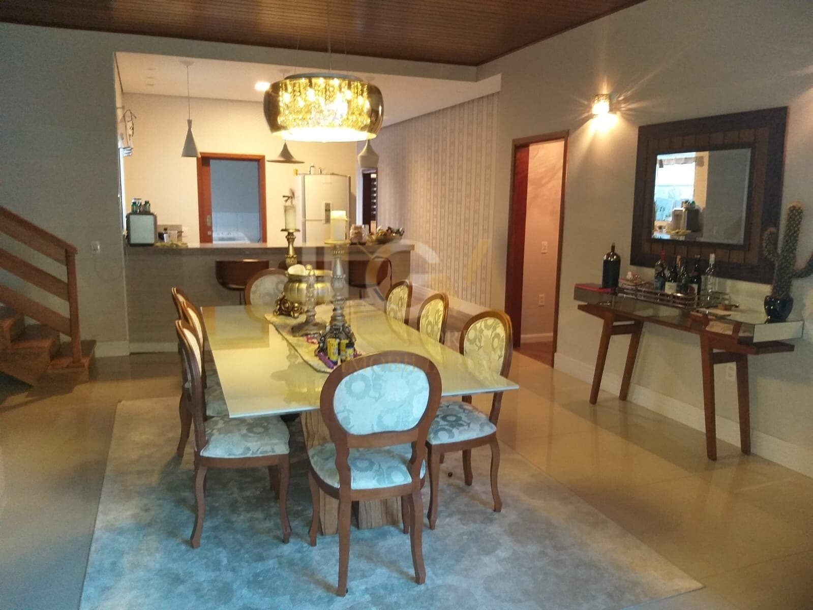Casa com Mezanino em Condomínio