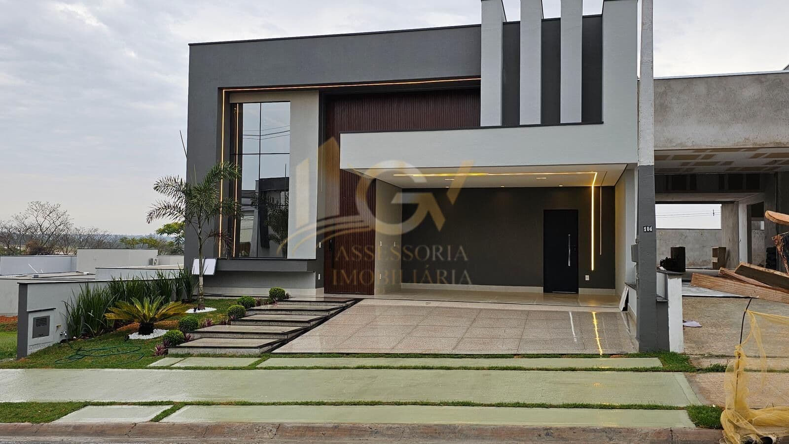 Casa com piscina em Condomínio Evidências