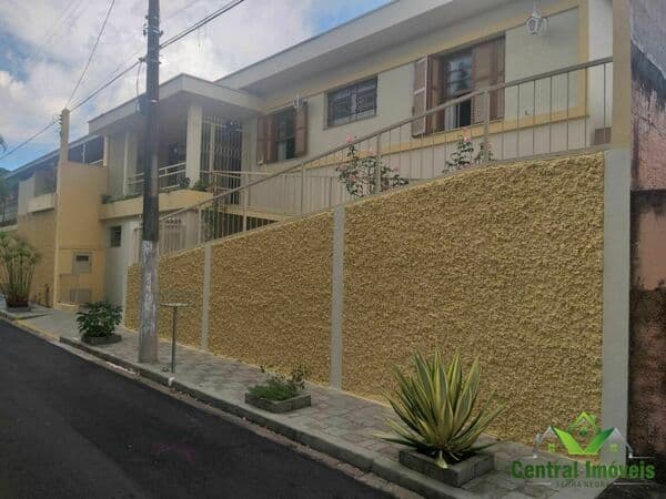 Casa à venda próxima ao centro de Serra Negra/SP