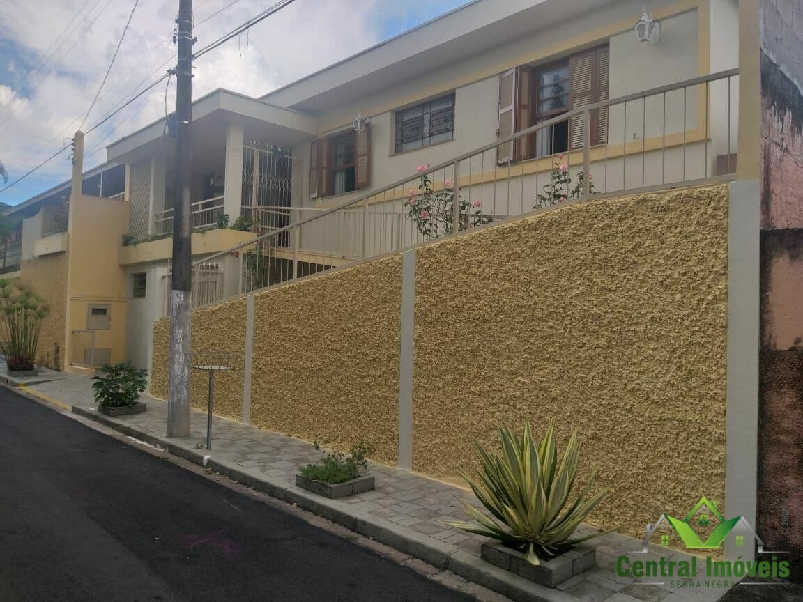 Casa à venda próxima ao centro de Serra Negra/SP
