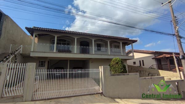 Casa à venda no bairro Bairro das Palmeiras 4 dormitórios sendo 2 suítes - Serra Negra/SP