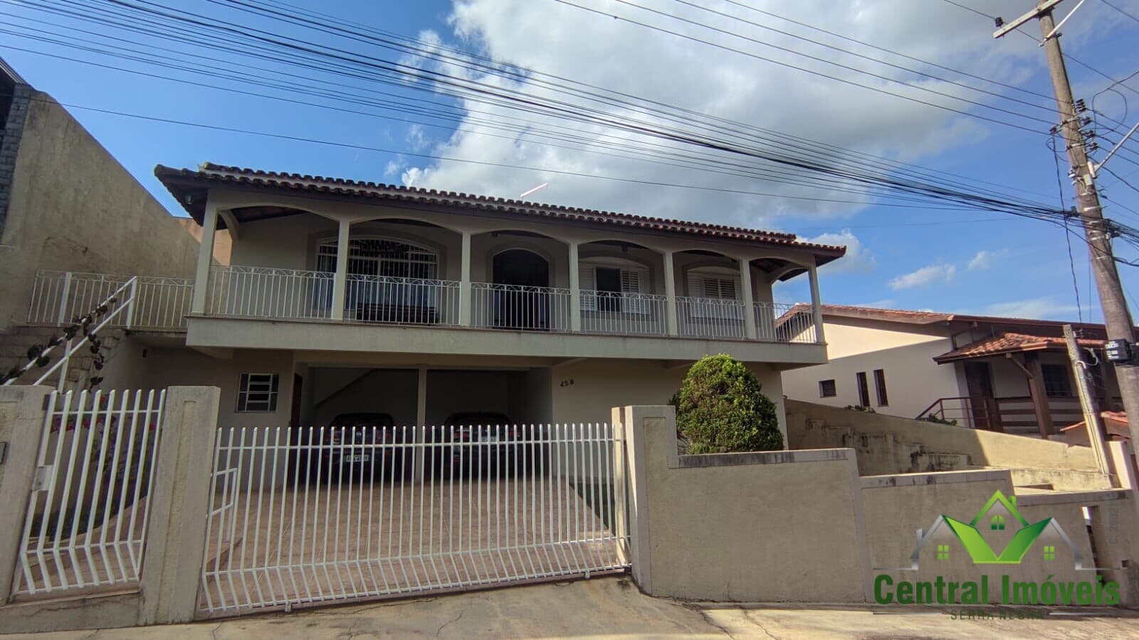 Casa à venda no bairro Bairro das Palmeiras 4 dormitórios sendo 2 suítes - Serra Negra/SP