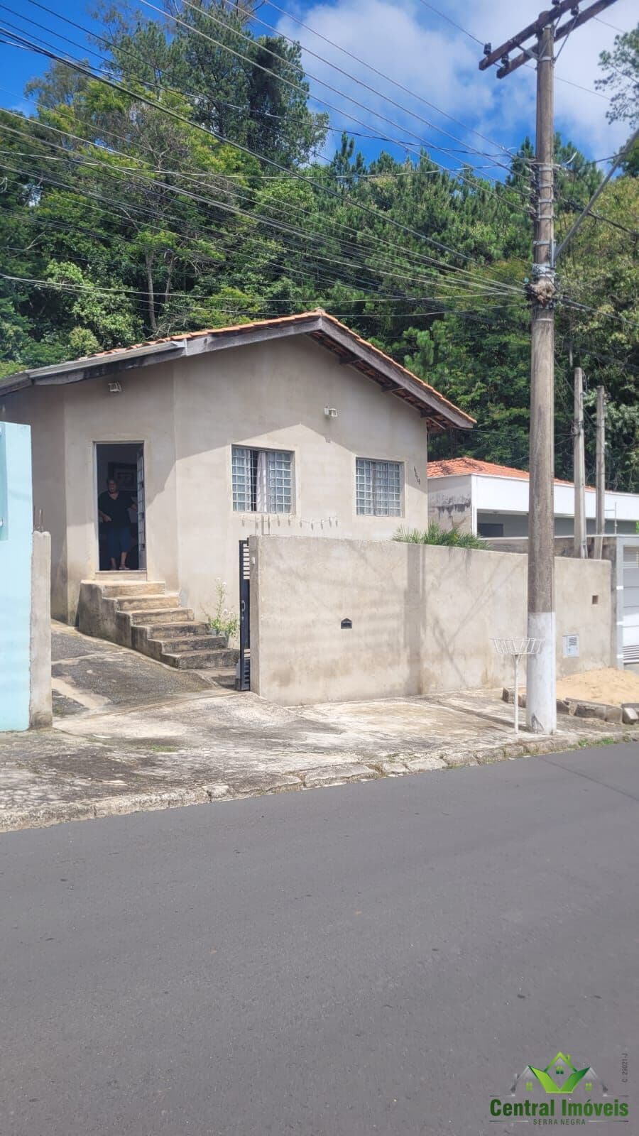 Casa 3 suítes semi nova precisa pintura
