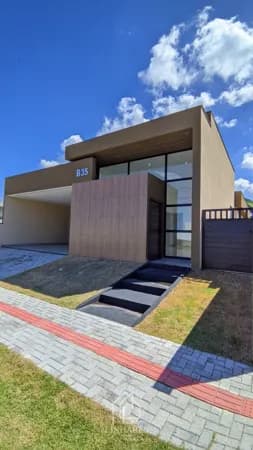 Casa de altíssimo padrão em condomínio fechado.