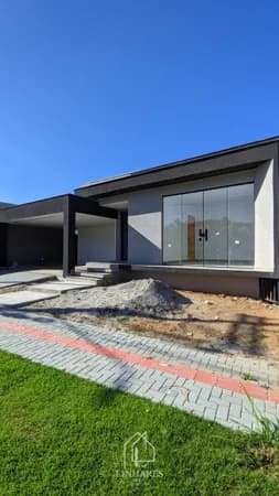 Casa de altíssimo padrão em condomínio fechado.