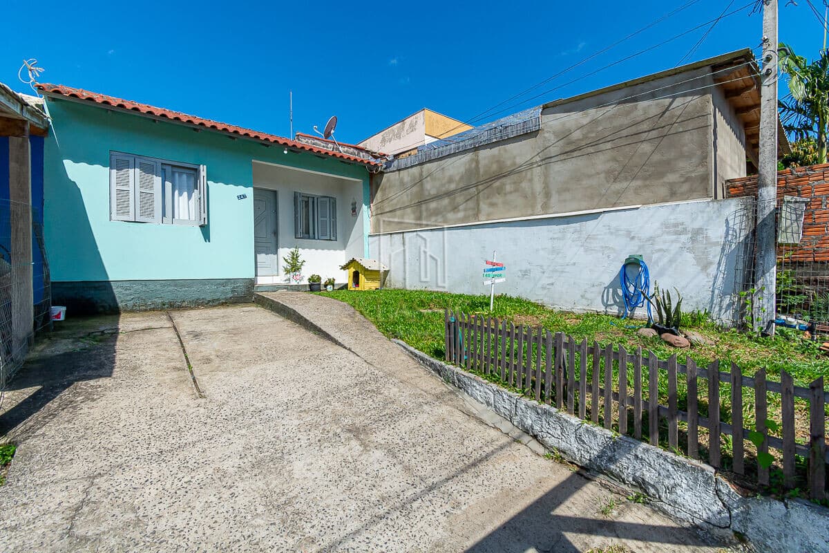 Casa 02 dormitórios com pátio