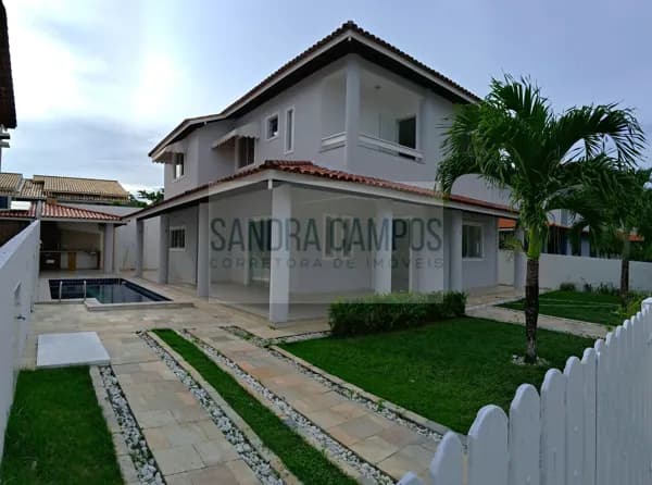 Casa com piscina, área gourmet e 4 suítes!
