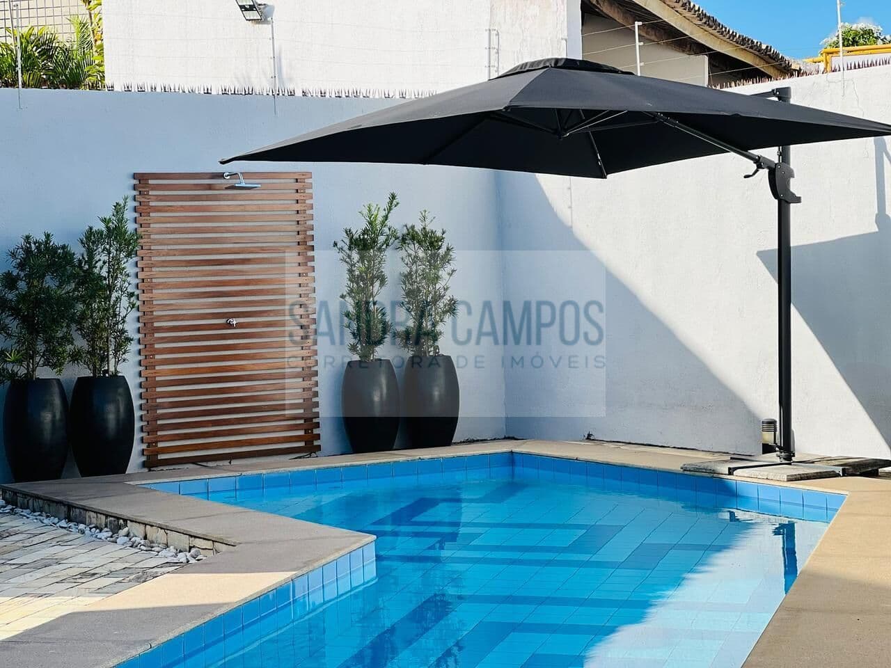 Casa com piscina aquecida e energia solar no centrinho de Vilas!