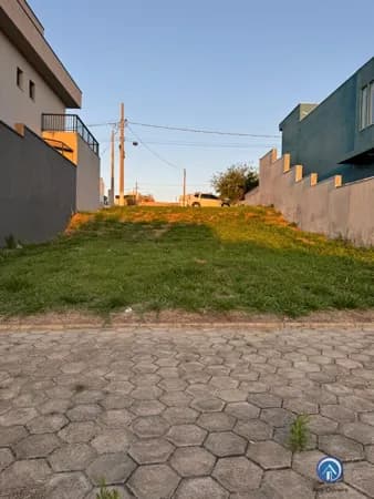 Terreno de 250m² com leve aclive no condomínio Reserva do Vale em Caçapava
