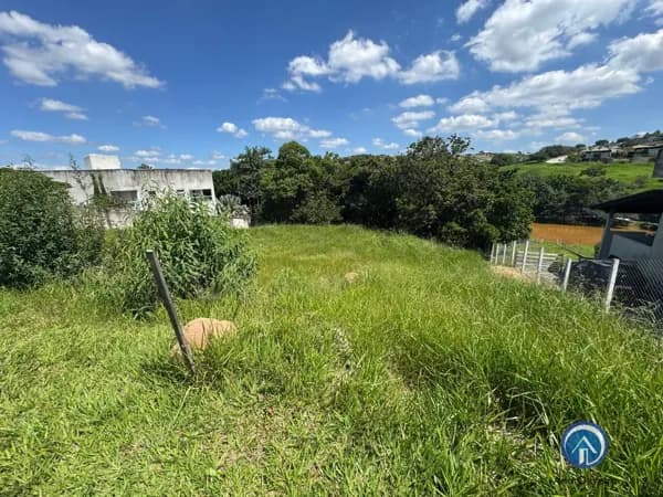 Terreno de 1030m² em declive no condomínio Vale dos Lagos em Jacareí