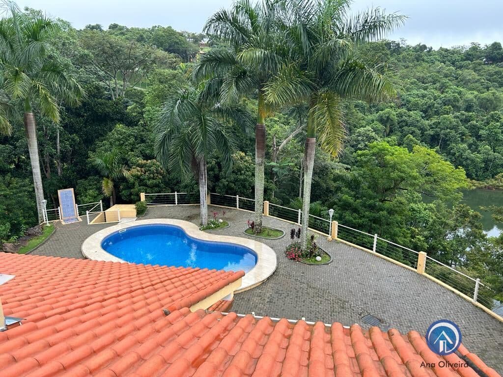 Chácara de 4700m² “pé na água” com 2 casas no Recanto dos Pássaros em Jacareí,SP