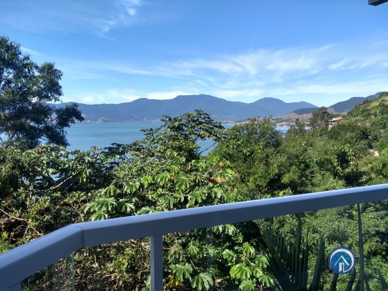 Sobrado em condomínio de 140m² com 2 suítes com vista para o mar em São Sebastião-SP