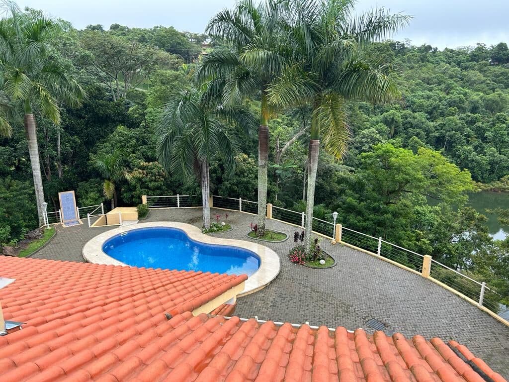 Chácara de 4700m² “pé na água” com 2 casas no Recanto dos Pássaros