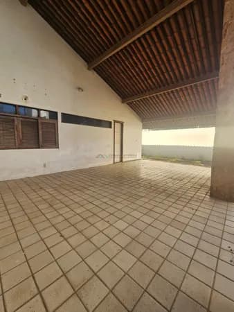 Casa comercial à venda na Rua Vitorino Orthiges – próxima à Novafapi em Teresina