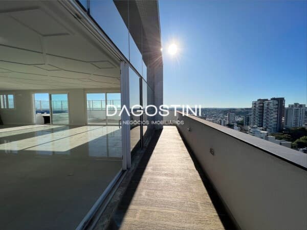 Cobertura exclusiva com vista para toda a cidade!