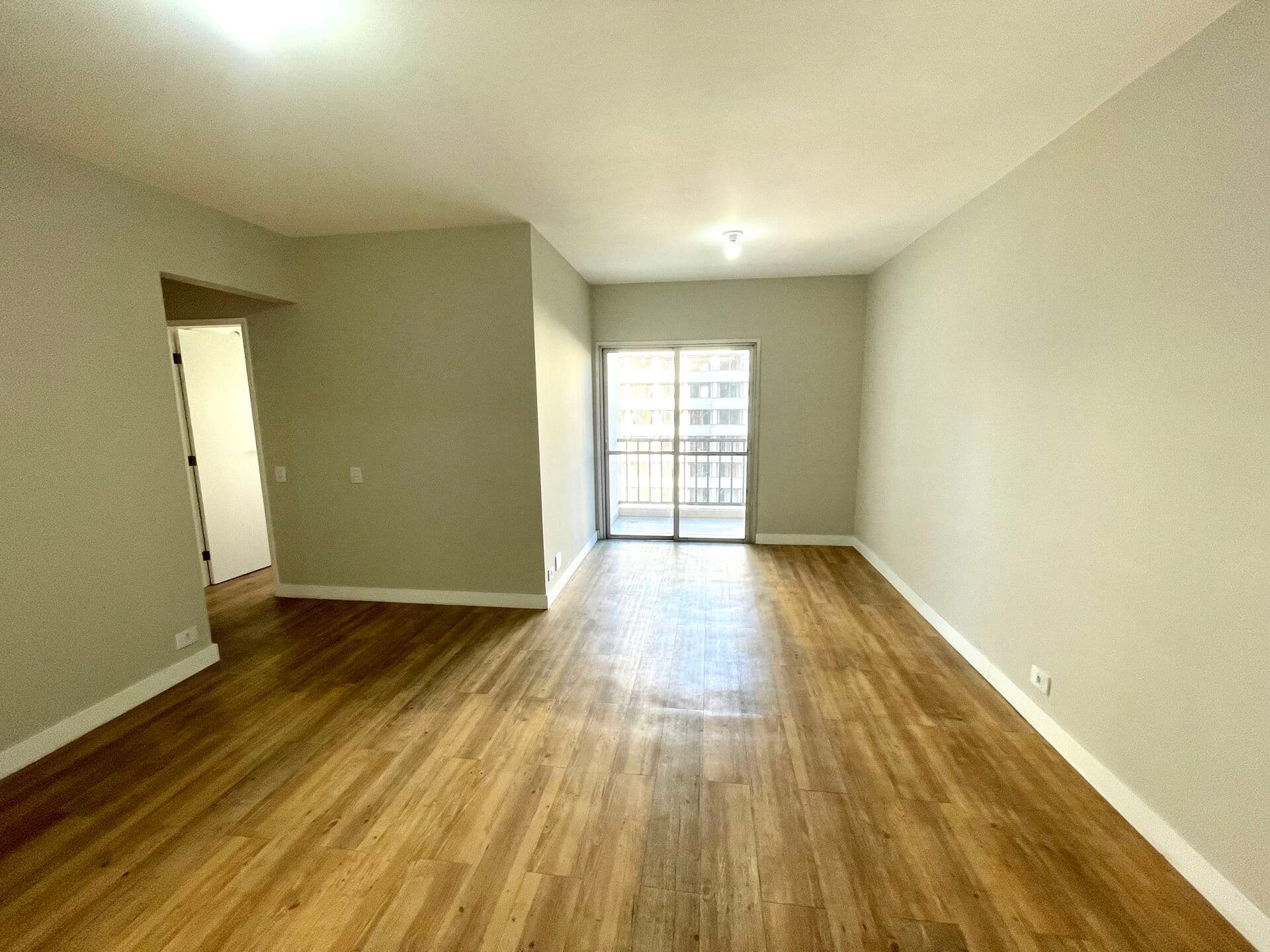 Apartamento de 2 dormitorios, reformado, a 200 metros do metro, para Venda em Moema, São Paulo-SP