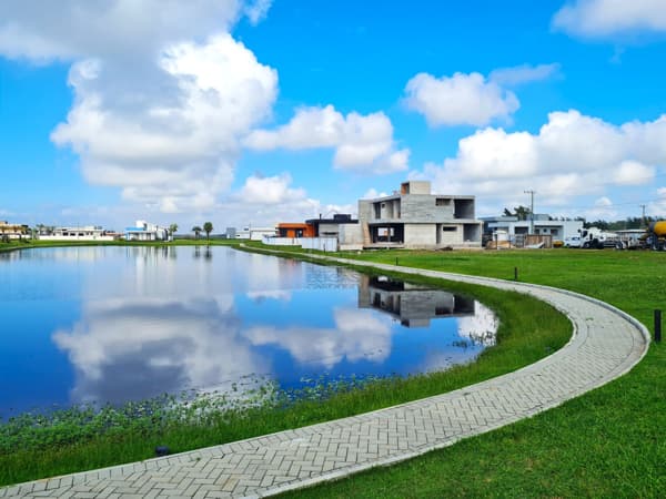 Terreno no Condomínio Águas do Atlântico com Fundos para o lago e Frente mar