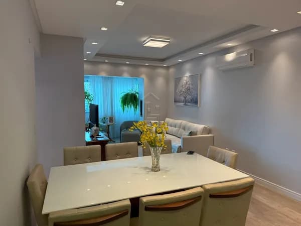 Apartamento com ótima localização e uma linda vista, com 2 vagas