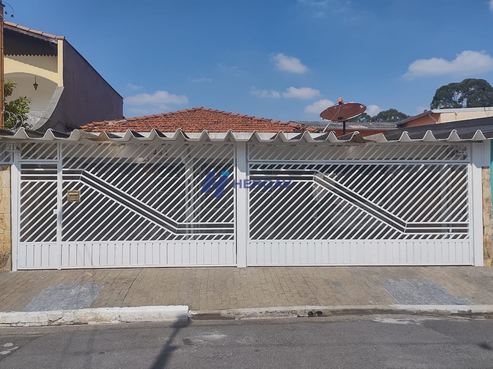 CASA TERREA - 4 DORMITÓRIOS -250 m2 - 4 VAGAS