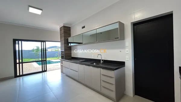 Casa em condomínio à venda em Bonfim Paulista – 3 suítes, piscina e segurança 24h