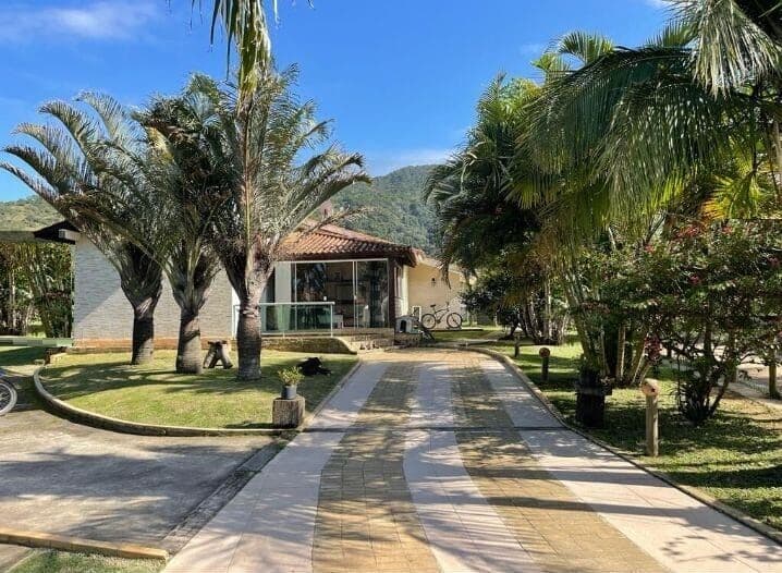 Linda casa localizada no bairro ressacada, em Garopaba/SC;