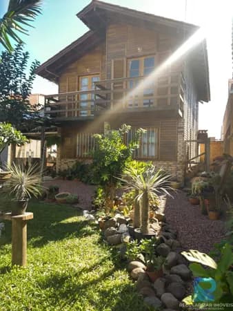 Linda e charmosa casa mista no centro do Passo de Torres-SC.