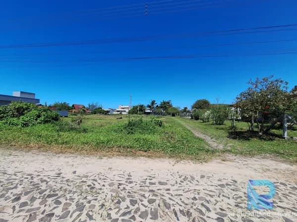 Terreno de esquina com rua de passeio, 350metros da beira mar.