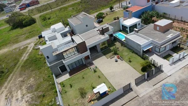Casa Semi-Mobiliada com Lareira e Churrasqueira em Bellatorres - Passo de Torres/SC