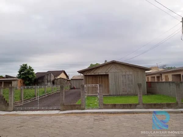 Oportunidade Única! Linda Casa de Madeira ao Lado do Shopping Prime!