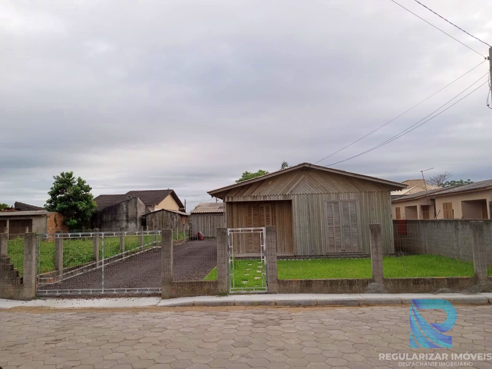 Oportunidade Única! Linda Casa de Madeira ao Lado do Shopping Prime!