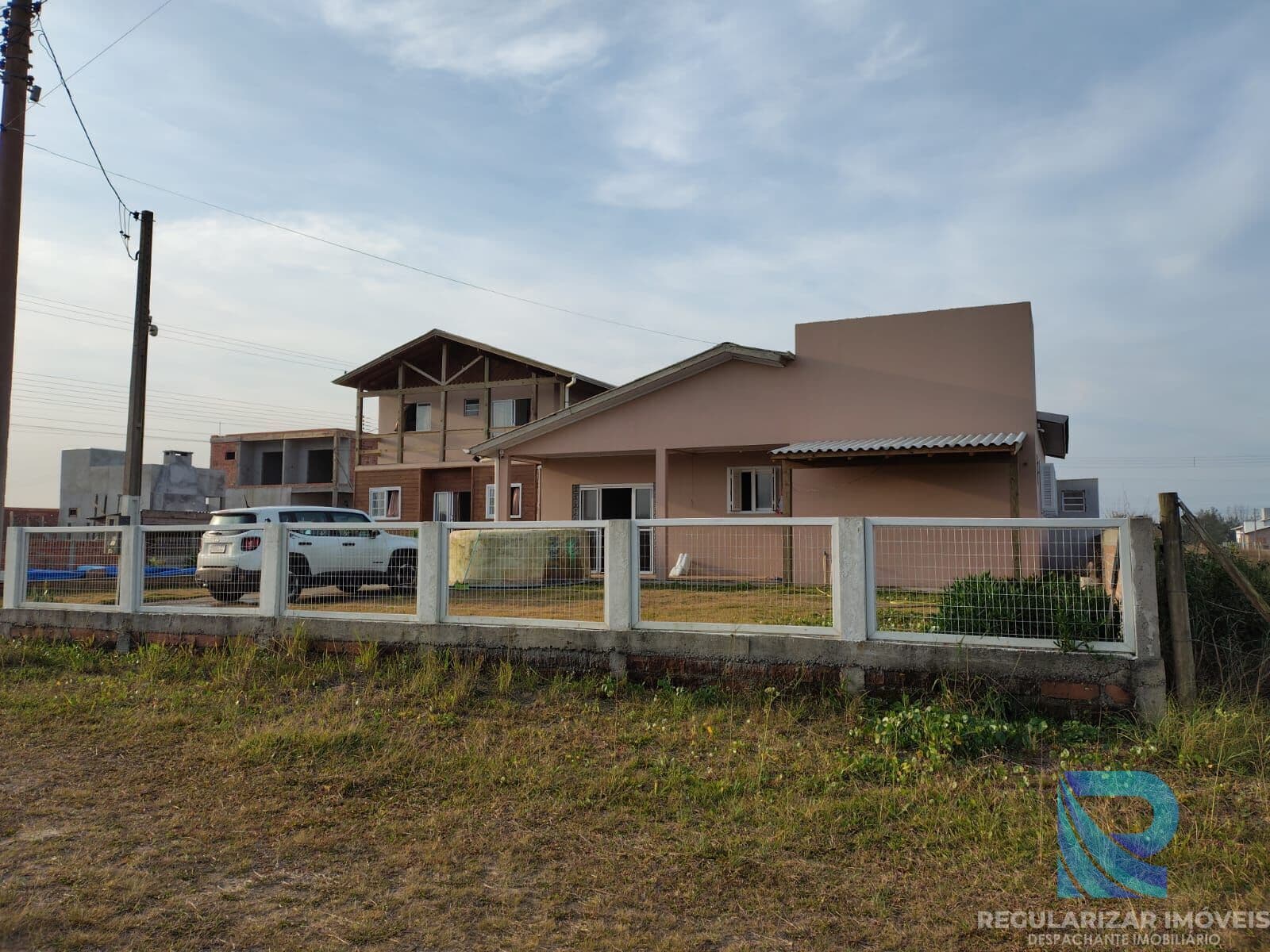 Oportunidade imperdível na praia! Casa completa, mobiliada e a poucos metros do mar!