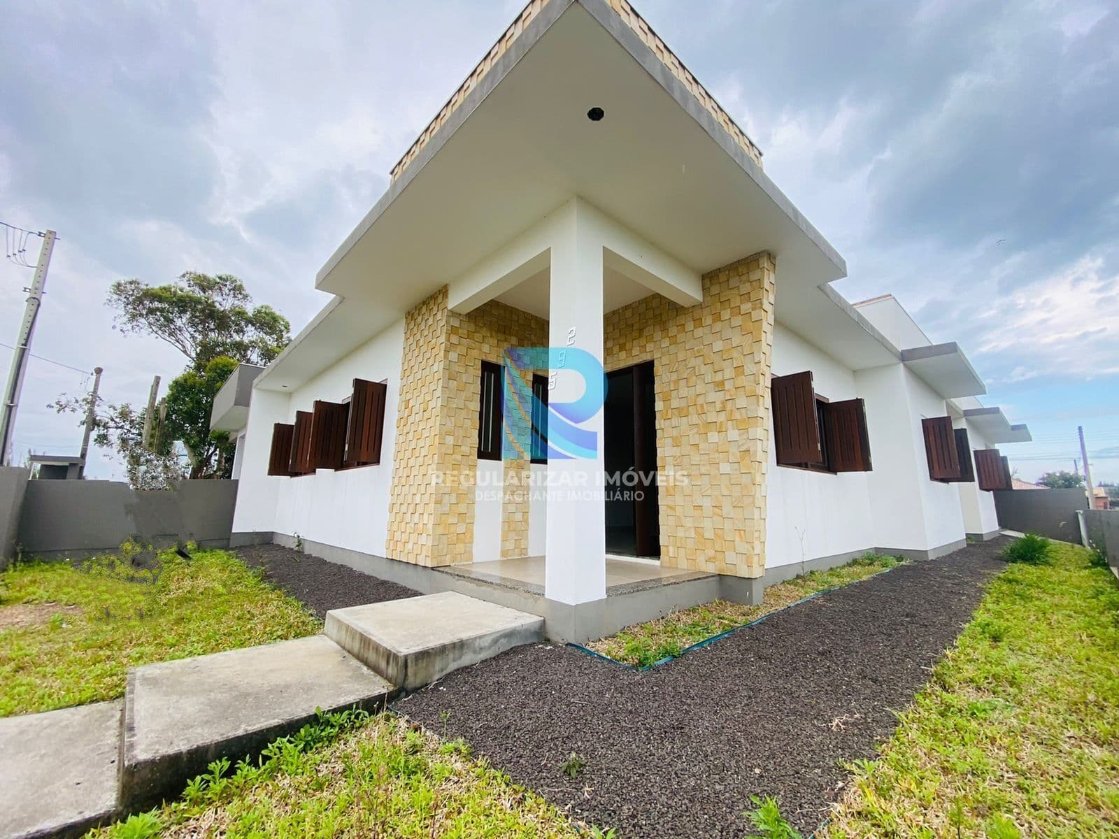 Casa de esquina Alto Padrão com três suítes na Bella Torres.