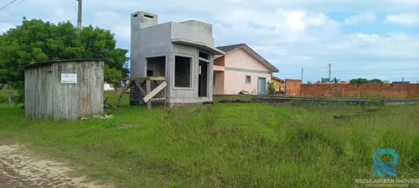 Terreno á venda com quiosque em Bellatorres