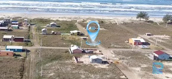 Terreno de esquina com 300m² a menos de 100 metros da beira mar