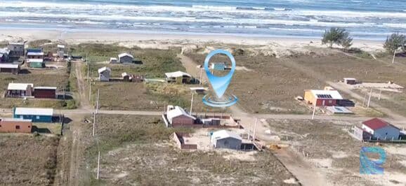 Terreno de esquina com 300m² a menos de 100 metros da beira mar