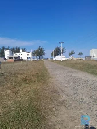 Terreno de esquina ,frente sul lateral esquerda leste