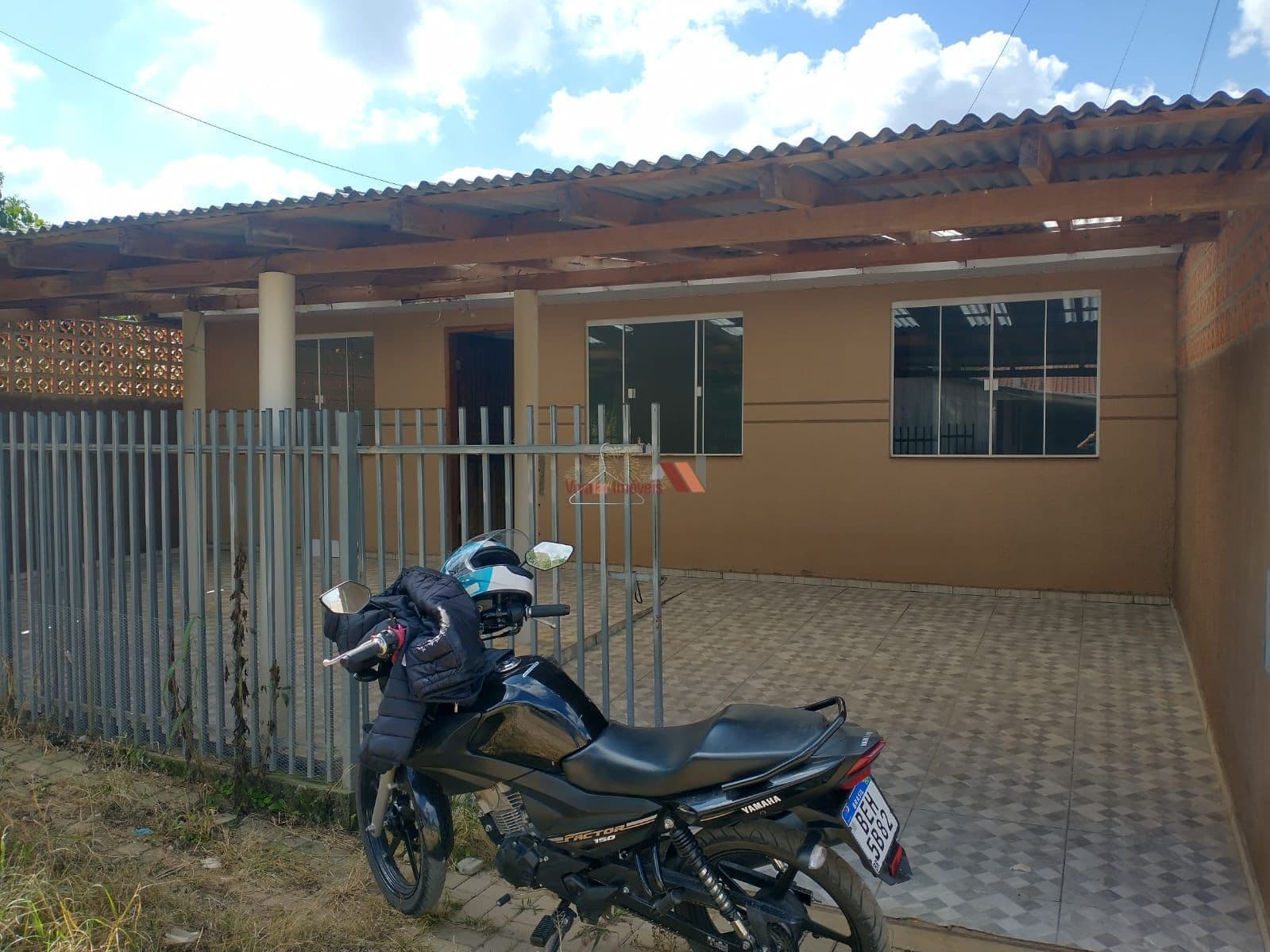 Casa em Contenda - 3 Quartos Frente para Rua