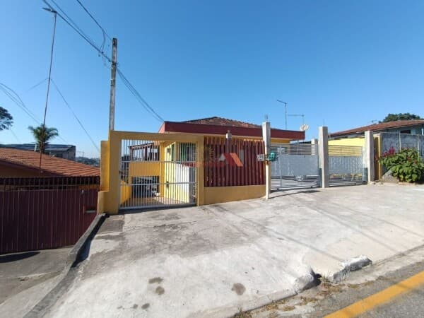 Casa com 3 dormitórios e amplo salão comercial