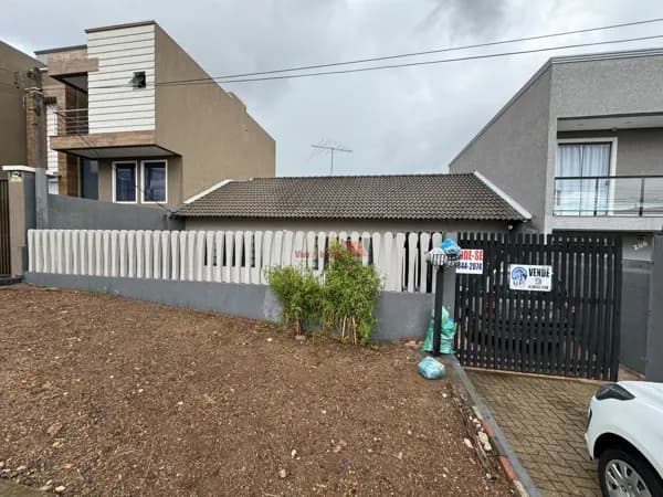 Casa Espaçosa à Venda em Fazenda Velha, Araucária - Com Jardim e Garagem