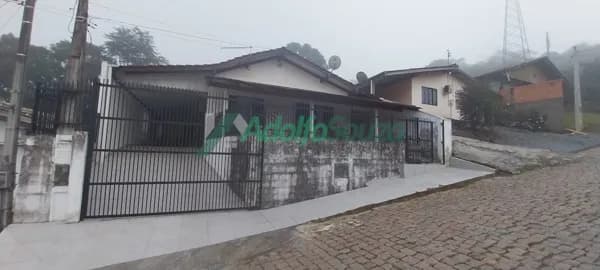 CASA EM ALVENARIA LOCALIZADA NO BAIRRO RAINHA