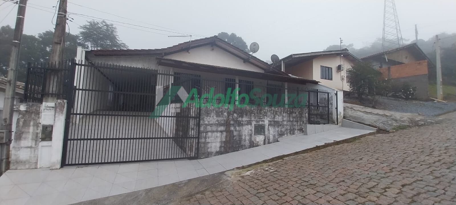 CASA EM ALVENARIA LOCALIZADA NO BAIRRO RAINHA