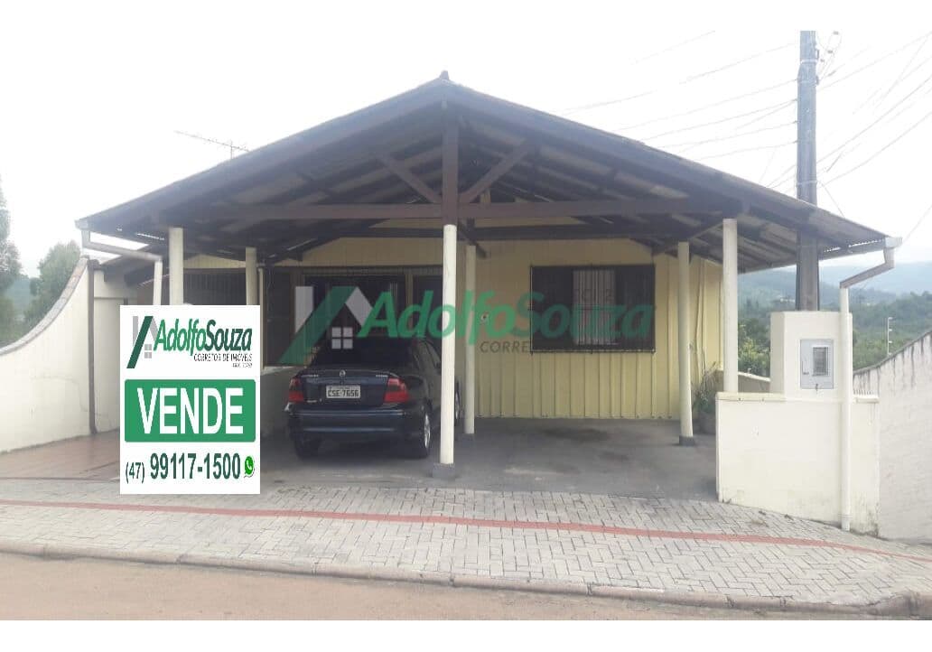 Casa mista de dois pavimentos localizada no bairro Taboão