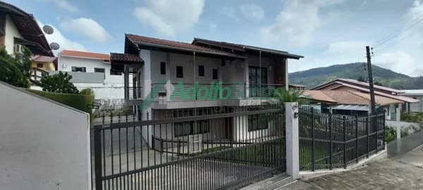 Excelente oportunidade de adquirir uma belíssima casa de alvenaria em Rio do Sul-SC.